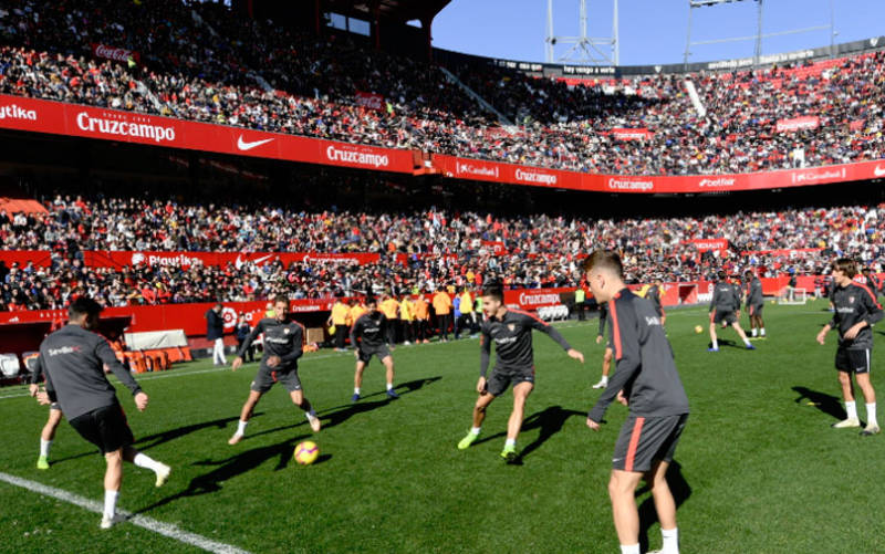 El Sevilla se da un baño de masas con 20.000 aficionados en el entrenamiento