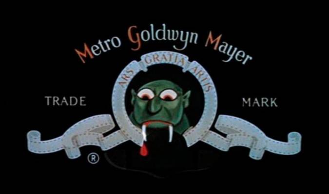 Polanski convierte el león de la MGM en un dibujito que representa un vampiro con la cara verde que acaba de morder el cuello de alguien. / El Correo