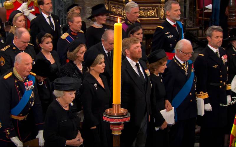 Los Reyes, junto a los eméritos en el funeral de Isabel II