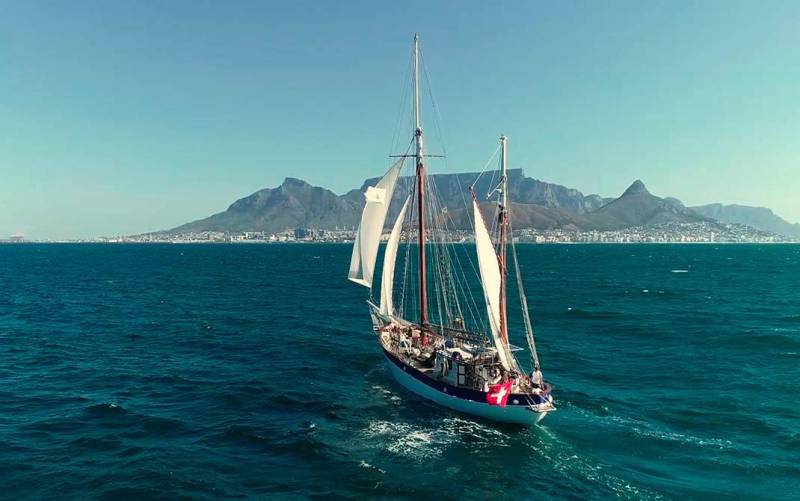 El velero suizo Fleur de Passion ha realizado la vuelta al mundo en 4 años y medio.