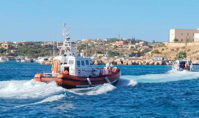Los 27 menores de "Open Arms" desembarcan en Lampedusa