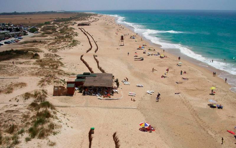 Muere ahogado un surfista carmonés en la playa de El Palmar