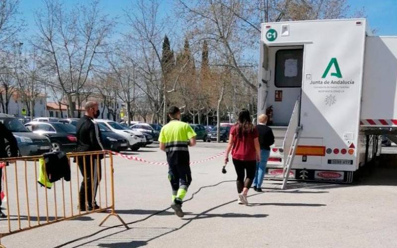 Se disparan los contagios en Sevilla: 676 casos y cinco muertos
