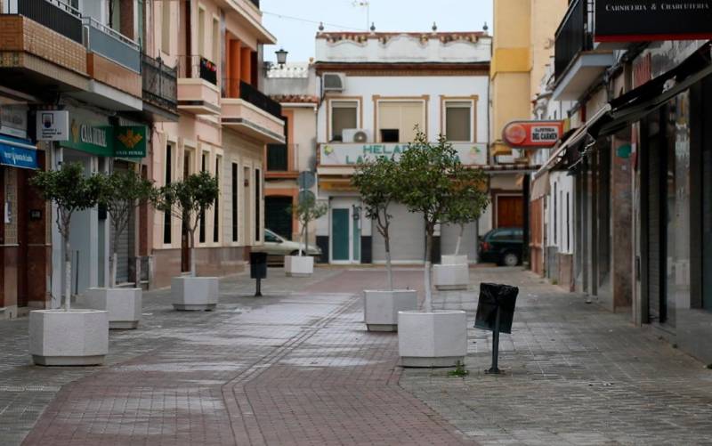 Calle Morales Gómez, uno de las zonas comerciales de la localidad, con los establecimientos cerrados. / Ayto Brenes