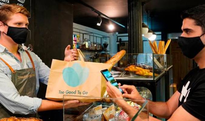 La empresa Too Good to Go reduce el desperdicio de alimentos al relacionar mediante su aplicación móvil a negocios con productos sin vender y a consumidores que los compran y disfrutan.,