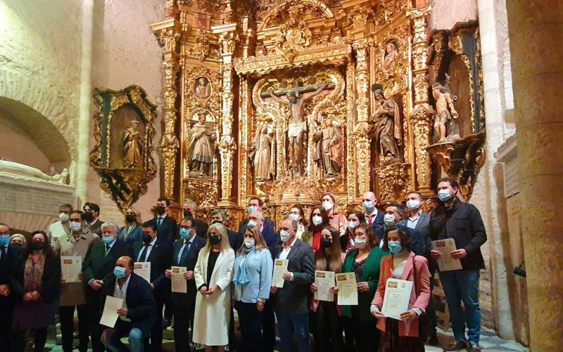 Foto de familia con los representantes municipales que recibieron el diploma en el monasterio de San Isidoro del Campo.