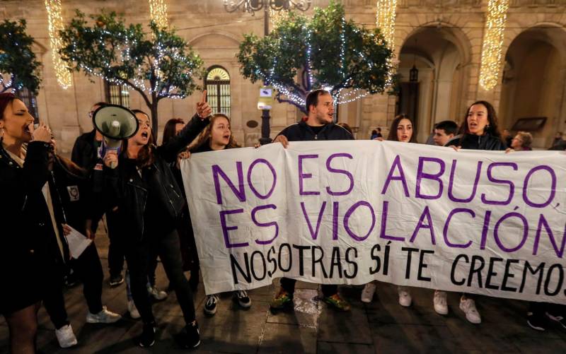 Centenares de personas se manifiestan en Sevilla contra la sentencia de La Manada
