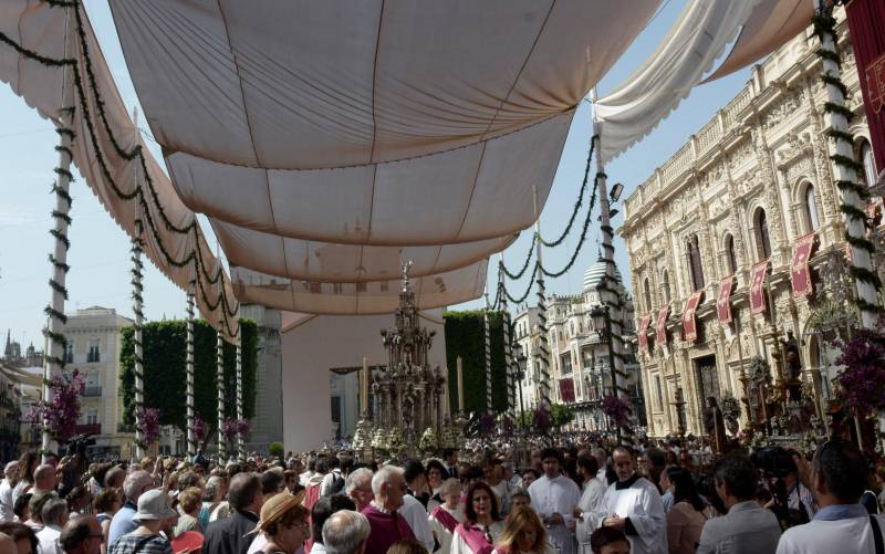 La procesión del Corpus Christi a su paso por la plaza de San Francisco. 
