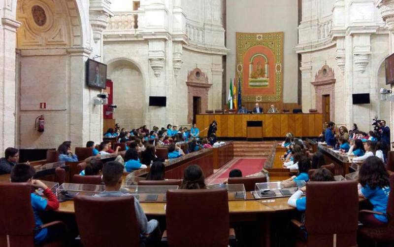 NIños y adolescentes en el Parlamento andaluz. / 