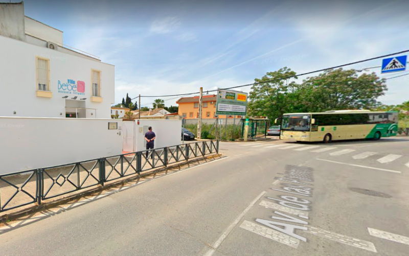 Roban un coche con un niño dentro a las puertas de una guardería en Sevilla