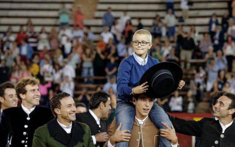 Adrián sale a hombros de los toreros participantes en el festival de 2016. Foto: EFE
