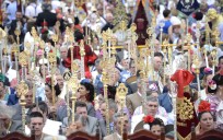 La Misa de Romeros abre la jornada que concluirá con el momento grande de la romería, el que anhela todo rociero, la salida en procesión de la Virgen del Rocío a hombros de los almonteños. / Inma Flores