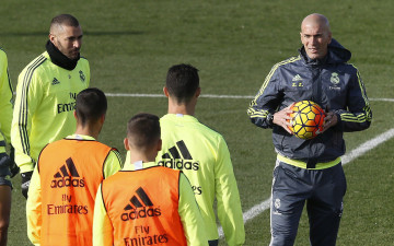 Zidane, con Benzema y Cristiano Ronaldo, entre otros, en el entreno de este sábado / EFE