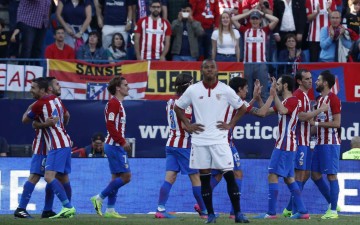 Los jugadores del Atlético celebran uno de sus goles al Sevilla en el Vicente Calderón. / Efe
