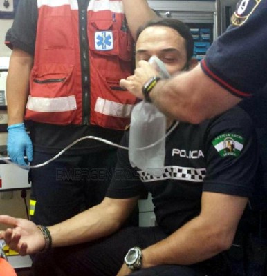 El policía local recibe atención sanitaria. / Emergencias Sevilla