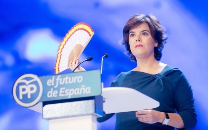 Soraya Sáenz de Santamaría, con el abanico que mostró durante el Congreso. / Efe