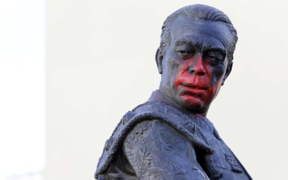 La estatua pintada de rojo. / José Luis Montero