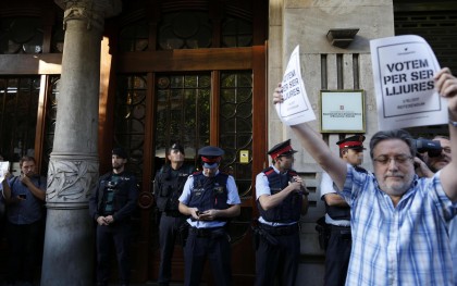 Agentes de la Guardia Civil y de los Mossos d’Esquadra, en la puerta de la consellería de Economía de la Generalitat. EFE