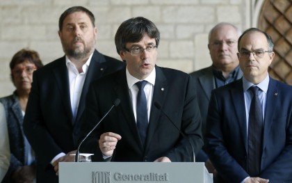 El presidente de la Generalitat, Carles Puigdemont, arropado por sus consellers. / EFE