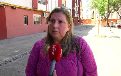 Elena Ortiz, presidenta de la asociación del Carmen de Triana, en una de las plazas de la barriada. / El Correo TV 