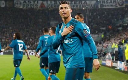 Cristiano Ronaldo, agradeciendo los aplausos a la afición de la Juventus tras su gol de chilena en Champions en Turín. 