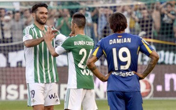 Rubén y Molina se felicitan tras el gol conseguido por el canario. / Inma Flores