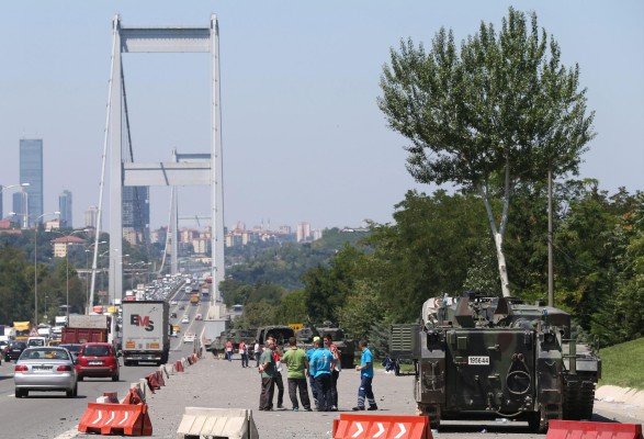 Vehículos militares detenidos desde anoche al pie del Puente del Bósforo, en Estambul. / Efe