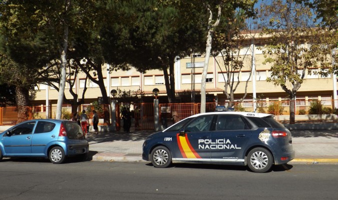Un coche patrulla de la Policía Nacional acude a la llamada de un aviso falso en un colegio en Dos Hermanas. / P. G.