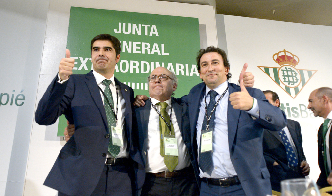 Ángel Haro, Juan Carlos Ollero y José Miguel López Catalán, durante la junta del pasado 23-S. / Manuel Gómez