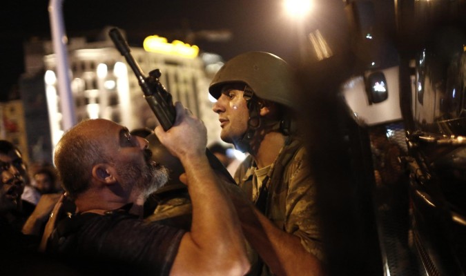 Un ciudadano intenta detener a uno de los militares sublevados en la plaza Taksim de Estambul. / Efe