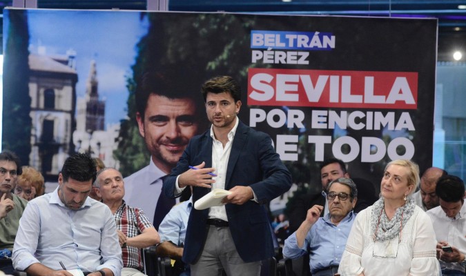 Beltrán Pérez interviene tras escuchar a los vecinos en el acto de su precampaña en las Setas. / Manuel Gómez