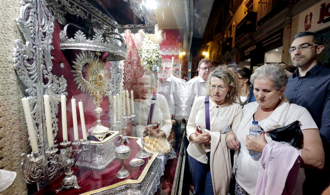 Unos ciudadanos observan un altar eucarístico durante el día previo a la procesión del Corpus. / José Luis Montero