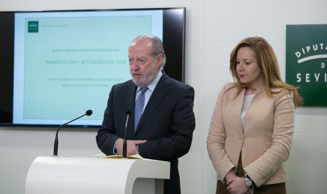 El presidente de la Diputación de Sevilla junto a la diputada provincial Lidia Fernández en la presentación del plan./ El Correo