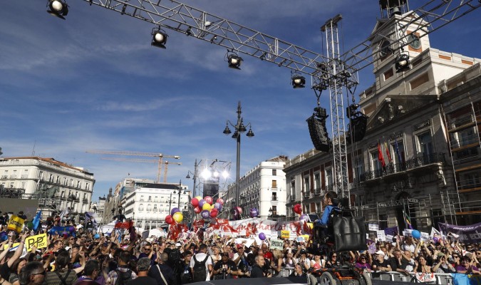 Pablo Echenique se dirige a la multitud en la Puerta del Sol de Madrid. / Efe