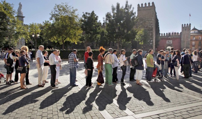 Los turistas hacen una larga cola para poder acceder al interior de los Reales Alcázares. / Paco Puentes