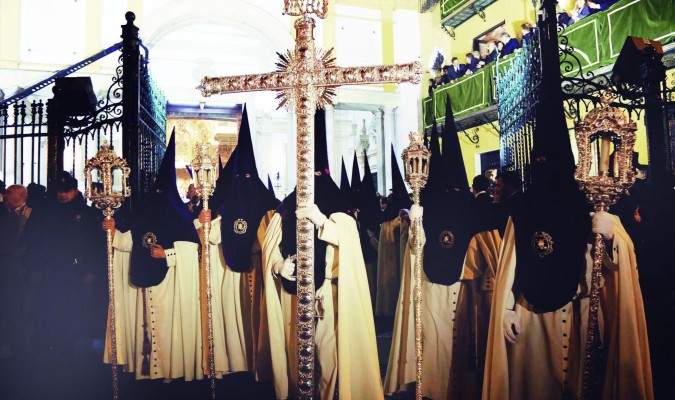 La túnica y capa de los nazarenos de la Macarena son de lana de merino. / El Correo