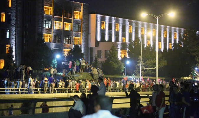 La gente ocupa las calles de Estambul, haciendo caso a las arengas de Erdogan. / Efe