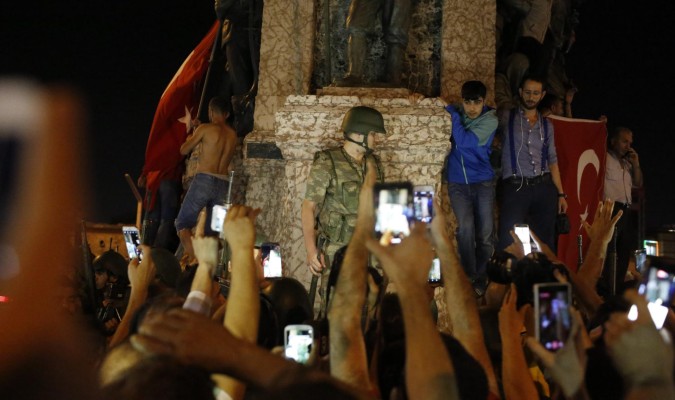Un militar es rodeado por cientos de ciudadanos que lo graban con sus teléfonos móviles en la plaza Taksim de Estambul. / Efe