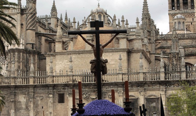 Monte de lirios morados al pie de la cruz del Cristo de la Buena Muerte de Los Estudiantes. / El Correo