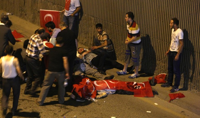 Varios muertos y heridos tendidos en el suelo durante los enfrentamientos en Ankara. / Efe