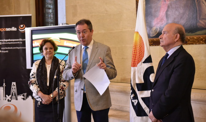 Espadas, Castreño y Cuesta, en la presentación de la programación del aniversario de la Expo 92. / Jesús Barrera