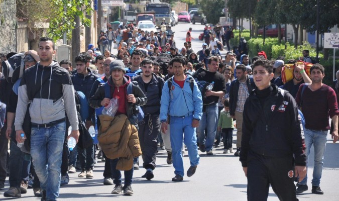 Refugiados caminan por las calles de Quíos, Grecia. / Efe. 
