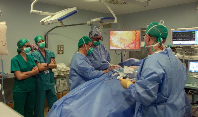 Imagen de archivo de un trasplante de riñón en el Hospital Virgen del Rocío de Sevilla. / El Correo