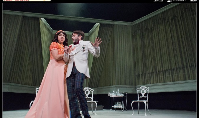 Una escena de ‘La cantante calva’, con Carmen Ruiz y Fernando Tejero. / El Correo