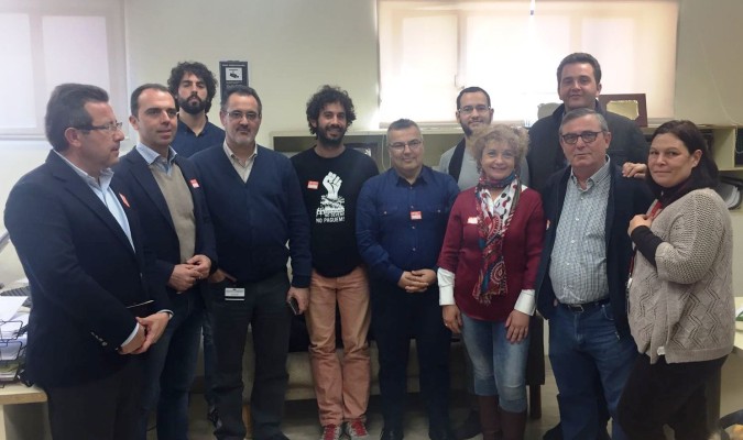 Reunión de los representantes de CCOO y los grupos políticos municipales. / El Correo