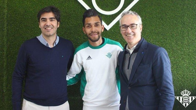 Petros, junto al presidente Haro y Miguel Torrecilla, tras la firma del acuerdo. / RBB