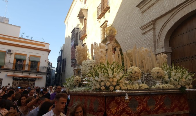 <p>La ‘Macarenita’</p><p>Un momento de la procesión que protagonizó ayer la imagen réplica de la Esperanza. / Foto: M.G.</p>