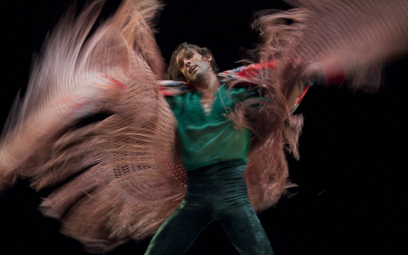 Actuación de Rubén Olmo con su espectáculo "Tranquilo Alboroto" en el Teatro Central de Sevilla en la Bienal de Flamenco de 2010. / EFE