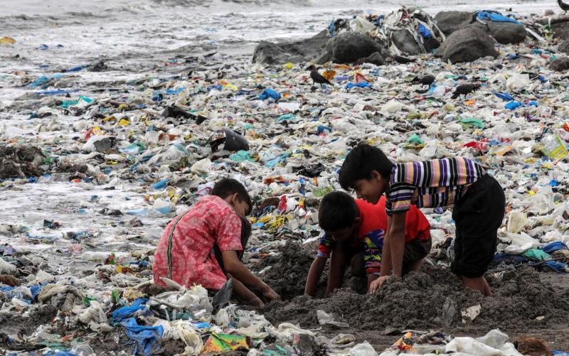 Varios niños juegan cerca de la costa del mar Arábigo en Bombay (India). / Divyakant Solanki (Efe)