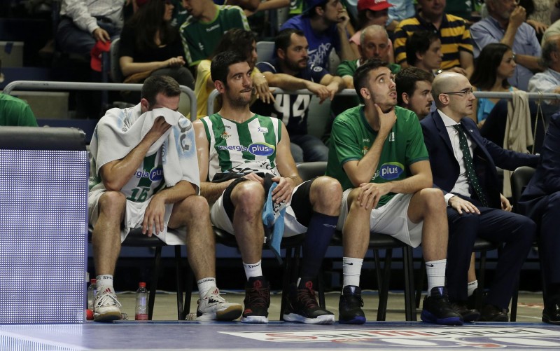 Cabezas, Triguero y Marc García, abatidos en el banquillo en los últimos minutos. / ACBPhoto
